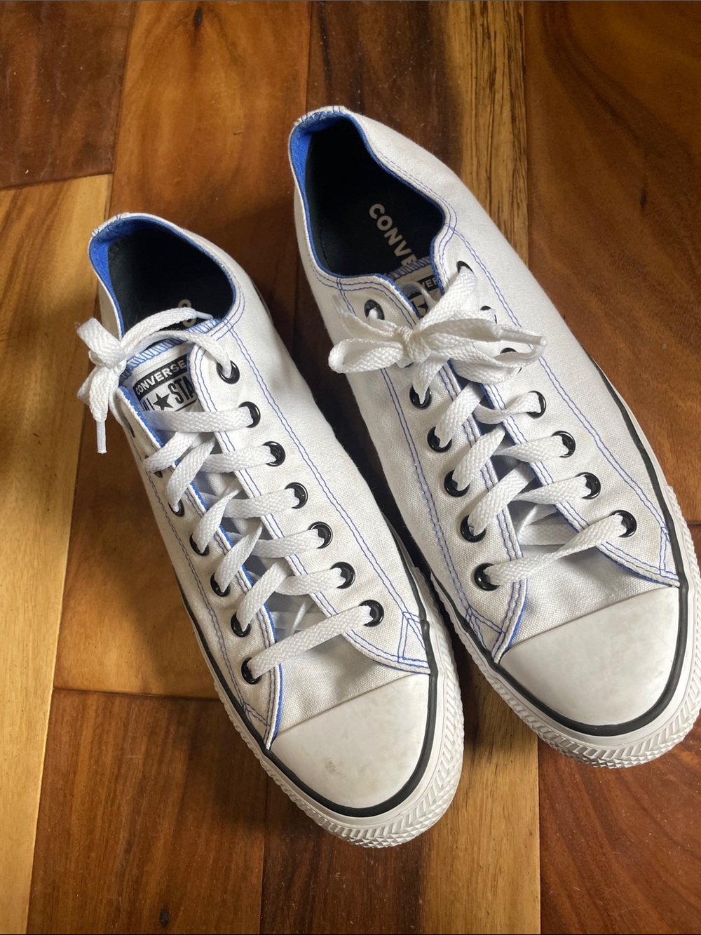 Converse Unisex White Sneakers. Good Condition. Men's Size 11. Women's Size 13.